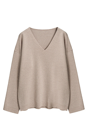 бежевый Трикотажный джемпер из шерсти с добавлением кашемира. Модель свободного силуэта со спущенной линией плеч и V-образным вырезом горловины. Манжеты рукавов и низ изделия выполнены в рубчик.