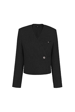 черный Укороченный жакет на запах из 100% льна. Модель приталенного силуэта с карманом на груди. Застежка на пуговицу. Дополнить образ можно брюками в таком же стиле.