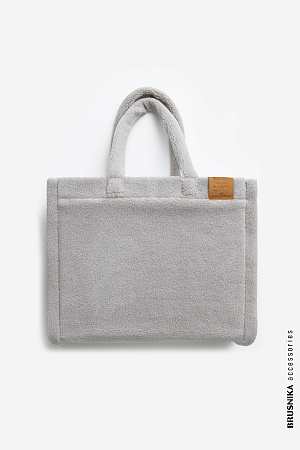 серый Сумка из экомеха с двумя плечевыми ремнями. Аксессуар&nbsp;&nbsp;гармонично сморится с вязаными изделиями и верхней одеждой из меха.