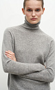 Джемпер из 100% кашемира. Модель с высоким воротником и рукавом реглан. Низ изделия и воротник выполены в рубчик. 
