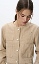 Вельветовый жакет из 100% хлопка. Модель свободного силуэта со спущенной линией плеча и накладными карманами. Застежка на металлические пуговицы. Дополнить образ можно юбкой или брюками.