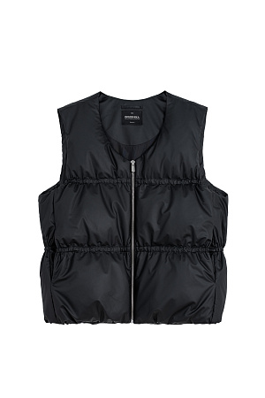 черный Стеганый жилет на пуху. Модель свободного силуэта с V-образным вырезом, боковыми карманами и застежкой на молнию.