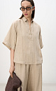 Рубашка изо льна и тенсела с этническим принтом. Модель свободного силуэта с воротником поло, рукавом полуреглан и планкой без пуговиц.
