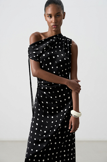 Принтованное атласное платье