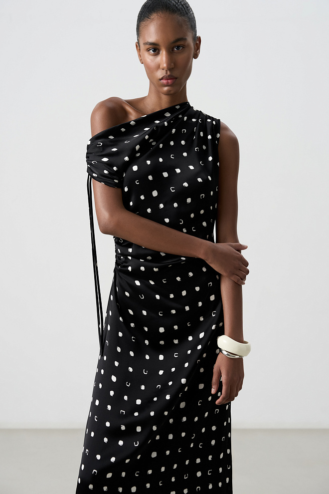 Принтованное атласное платье