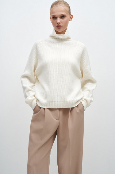 Трикотажный джемпер с воротником-стойкой 