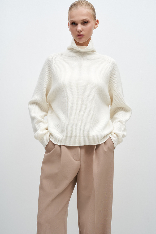 Трикотажный джемпер с воротником-стойкой 