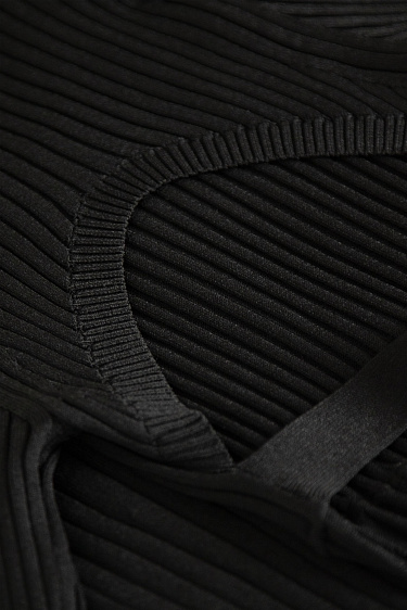 Платье с открытой спиной