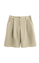 Шорты из 100% льна. Модель с высокой посадкой, широкими штанинами и складками спереди. Два кармана спереди и сзади. Застежка на пуговицу и молнию. Шлевки на поясе для ремня. 