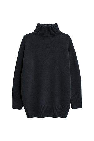 черный Трикотажный джемпер из мягкой шерсти с добавлением кашемира. Высокий ворот, заниженная линия плеч, удлиненная спинка. Края изделия сделаны в широкий рубчик. Можно дополнить комплектными брюками.