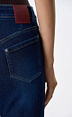 Расклешенные джинсы из 100% хлопка. Модель облегающего до колен кроя с высокой посадкой. Пять карманов. Застежка на молнию и металлическую пуговицу.