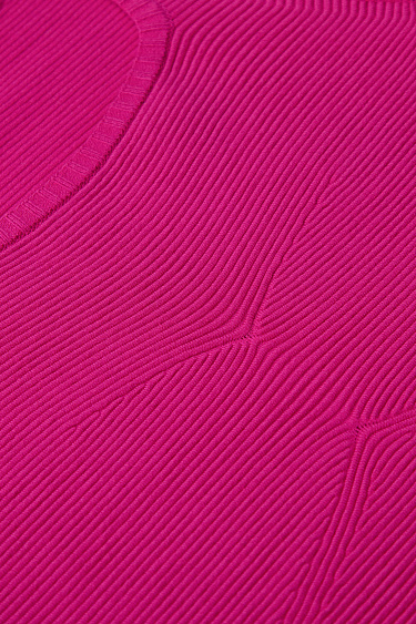 Топ с фигурным низом