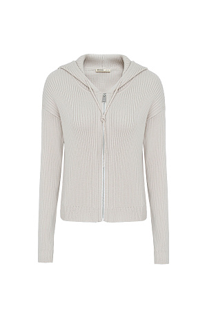 бежевый Трикотажный бомбер в рубчик. Модель приталенного силуэта, с длинными рукавами, спущенной линией плеч и капюшоном на кулиске. Застежка на молнию.