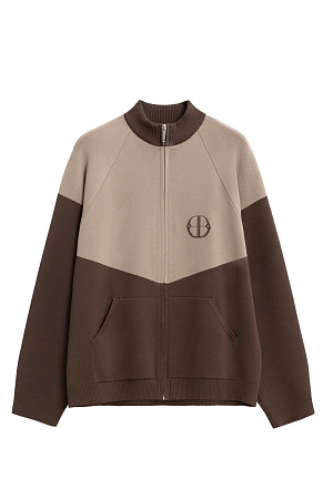 коричневый Трикотажный бомбер из вискозы с добавлением эластана. Модель прямого силуэта, с рукавом реглан, невысоким воротником-стойкой и боковыми карманами. Изделие декорировано брендированным жаккардом на груди. Застежка на молнию.