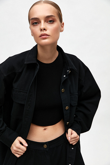 Джинсовая рубашка с застежкой на металлические пуговицы