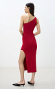 Трикотажное платье из вискозы длины миди. Модель приталенного силуэта, без рукавов, с широкой лямкой на одно плечо и разрезом сбоку.