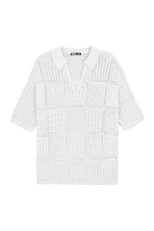 белый Трикотажная футболка поло из 100% хлопка. Модель выполнена в стиле пэчворк. Изделие прямого кроя, с коротким рукавом,&nbsp;&nbsp;отложным воротником и V-образным вырезом горловины.