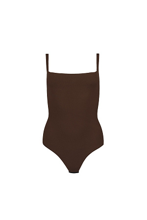 коричневый Трикотажное боди из вискозы. Модель приталенного силуэта на тонких бретелях и глубоким вырезом. Изделие застегивается на крючки.