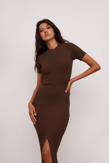 Трикотажное платье с вырезом на спине