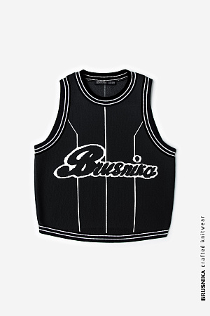 черный Трикотажный топ с жаккардовым узором. Дополнить образ можно бомбером и шортами в таком же стиле.