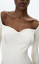 Трикотажный топ из вискозы. Модель приталенного силуэта с вывязанным открытым декольте, длинными рукавами и разрезом на манжетах.