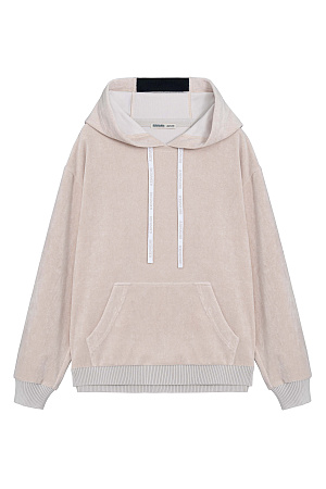 бежевый Худи из махрового трикотажа. Модель свободного силуэта со спущенной линией плеча. Капюшон с брендированным вязанным шнурком и накладной карман-кенгуру. Манжет и низ изделия обработан рибом. Дополнить образ можно брюками в таком же стиле.