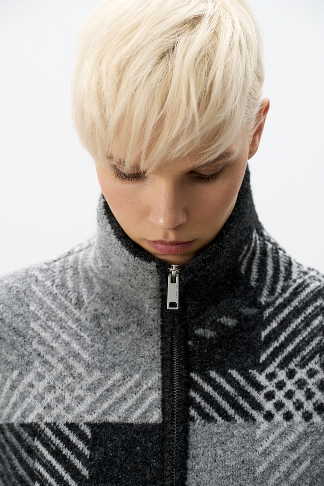 Трикотажный бомбер в клетку