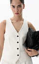 Классический жилет из поливискозы. Модель приталенного силуэта с имитацией карманов и v-образным вырезом. Застежка на пуговицы.