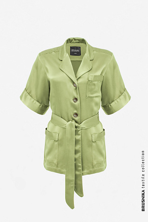 зеленый Атласная рубашка на пуговицах с поясом, коротким рукавом и накладными карманами. Дополнить образ можно шортами из такого же материала.