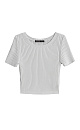 Короткий трикотажный топ из вискозы в рубчик. Модель приталенного силуэта с короткими рукавами и круглым вырезом горловины. Дополнить образ можно юбкой плиссе.
