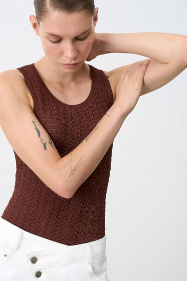 Трикотажный топ с ажурным рисунком
