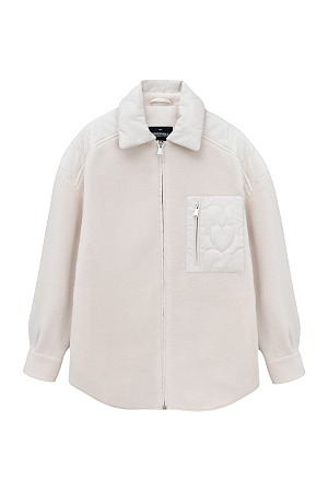 молочный Утепленный бомбер из экомеха со спущеным плечом. Модель свободного силуэта с накладным карманом, отложным воротником и стежкой в виде сердец. На подкладке.