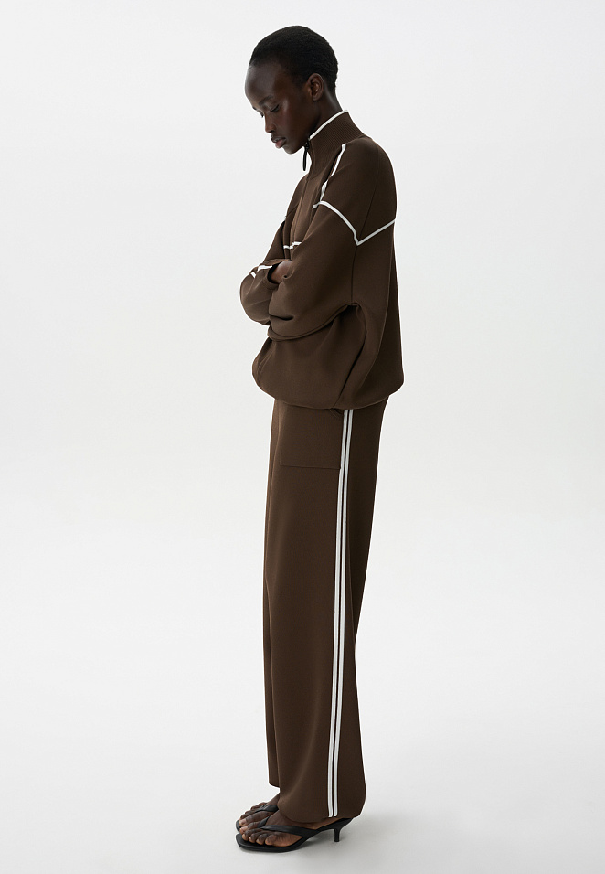 Спортивные брюки с лампасом