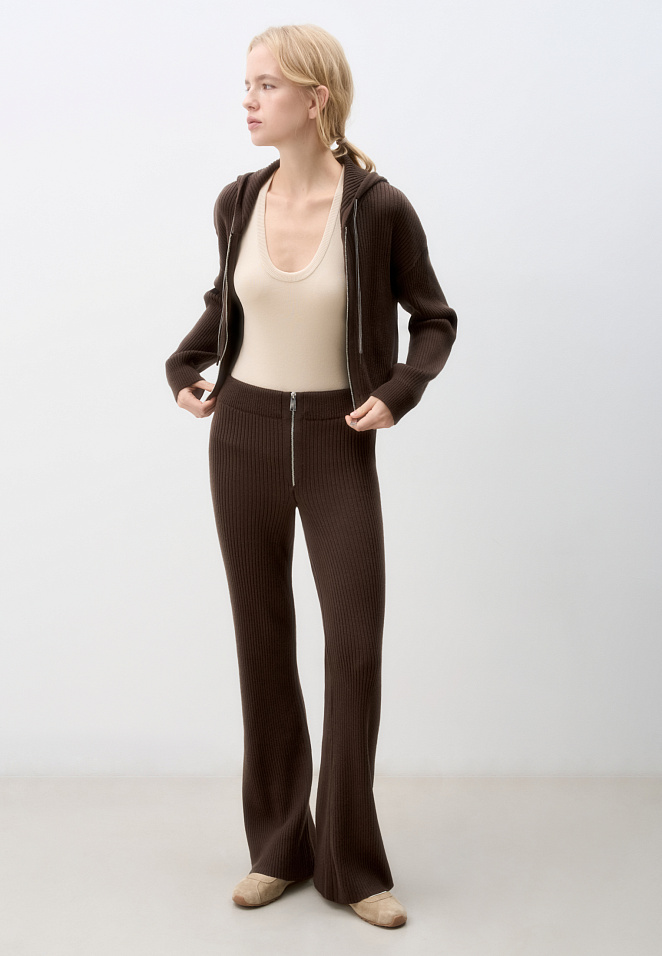 Трикотажный бомбер с капюшоном