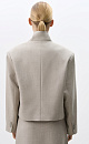Укороченный жакет из смесовой шерсти. Модель прямого кроя с классическим отложным воротником, карманом на груди и пуговицами на манжетах. Изделие на подкладке. Застежка на пуговицы. 