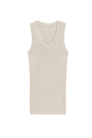 бежевый Трикотажный полупрозрачный топ из 100% хлопка. Модель приталенного силуэта, с глубокой проймой и круглым вырезом горловины. Изделие выполнено в рубчик.