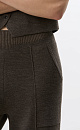 Трикотажные брюки в основе из шерсти мериноса. Модель свободного силуэта со стрелками, боковыми карманами и эластичным поясом. Дополнить образ можно комплектными жилетом и бомбером.