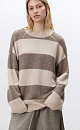 Трикотажный джемпер из пуха лисы в полоску. Модель свободного силуэта со спущенной линией плеча и круглой горловиной. Манжеты и низ изделия выполнен в рубчик.