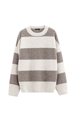 бежевый Трикотажный джемпер из пуха лисы в полоску. Модель свободного силуэта со спущенной линией плеча и круглой горловиной. Манжеты и низ изделия выполнен в рубчик.