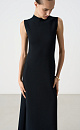 Трикотажное платье длины миди из вискозы. Модель приталенного силуэта, без рукавов, с невысоким воротником стойкой. 