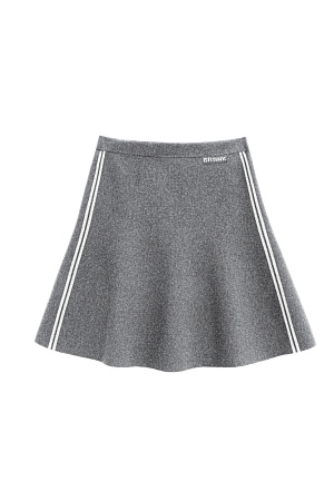 серый Трикотажная юбка длины мини из кашемира и шерсти. Модель полусолнце, с эластичным поясом на резинке, тонкими лампасами контрастного цвета и брендированным жаккардом. Дополнить образ можно бомбером в таком же стиле.