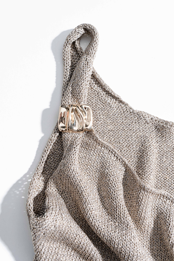 Топ с люрексом и декоративными перемычками