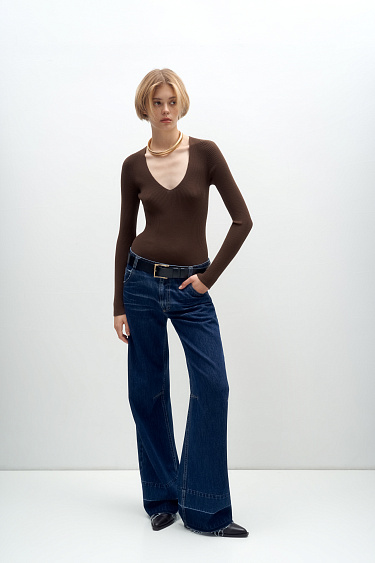 Лонгслив с V-образным вырезом