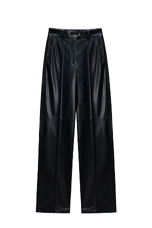 черный Классические брюки из экокожи. Модель прямого кроя со стрелками, карманами и патами на поясе для ремня. Застежка на крючок и молнию.