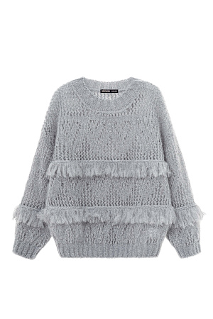 серый Ажурный джемпер с вывязанным узором и бахромой. Модель свободного силуэта со спущенной линией плеч и круглым вырезом горловины. Края изделия выполнены в рубчик. 