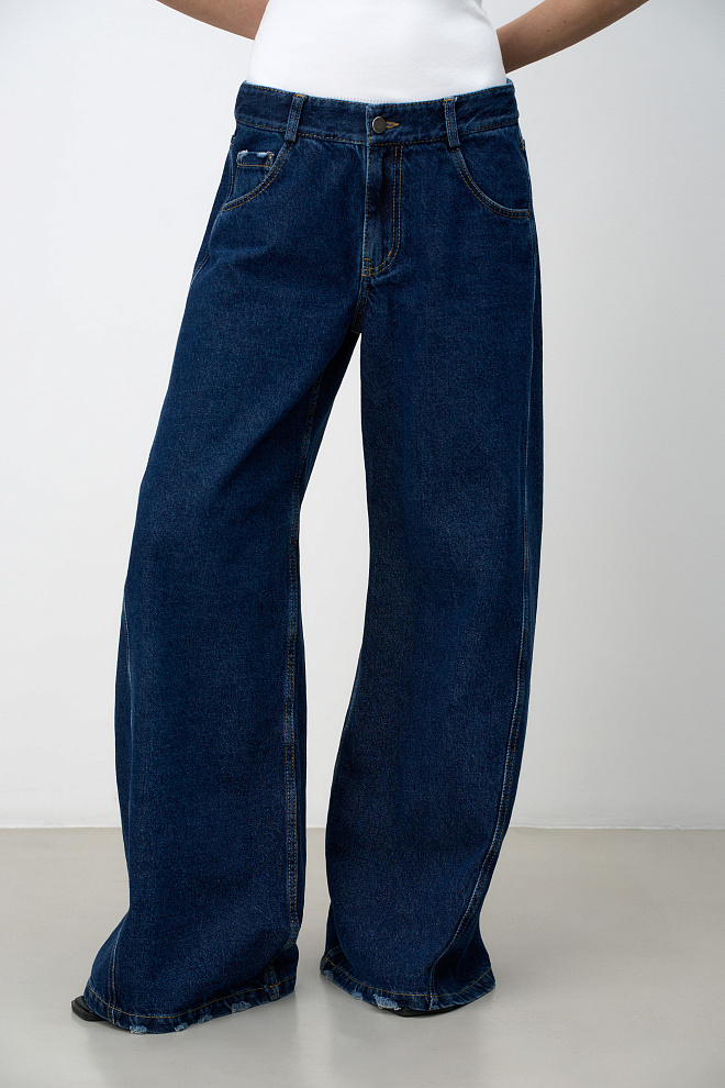 Широкие джинсы с небольшим расклешением
