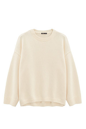 молочный Трикотажный джемпер из 100% хлопка. Модель свободного силуэта со спущенной линией плеч и круглым вырезом горловины. Края изделия выполнены в рубчик. Дополнить образ можно юбкой.