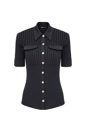 черный Трикотажная футболка из вискозы в широкий рубчик. Модель приталенного силуэта с отложным воротником, небольшими разрезами на манжетах и имитацией карманов на груди с клапанами. Застежка на пуговицы. 