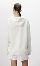 Худи из махрового трикотажа. Модель свободного силуэта со спущенной линией плеча. Капюшон с брендированным вязанным шнурком и накладной карман-кенгуру. Манжет и низ изделия обработан рибом. Дополнить образ можно брюками в таком же стиле.