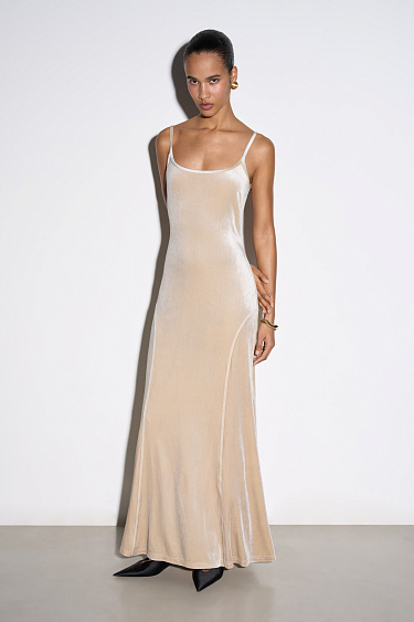 Бархатное платье с глубоким вырезом на спине